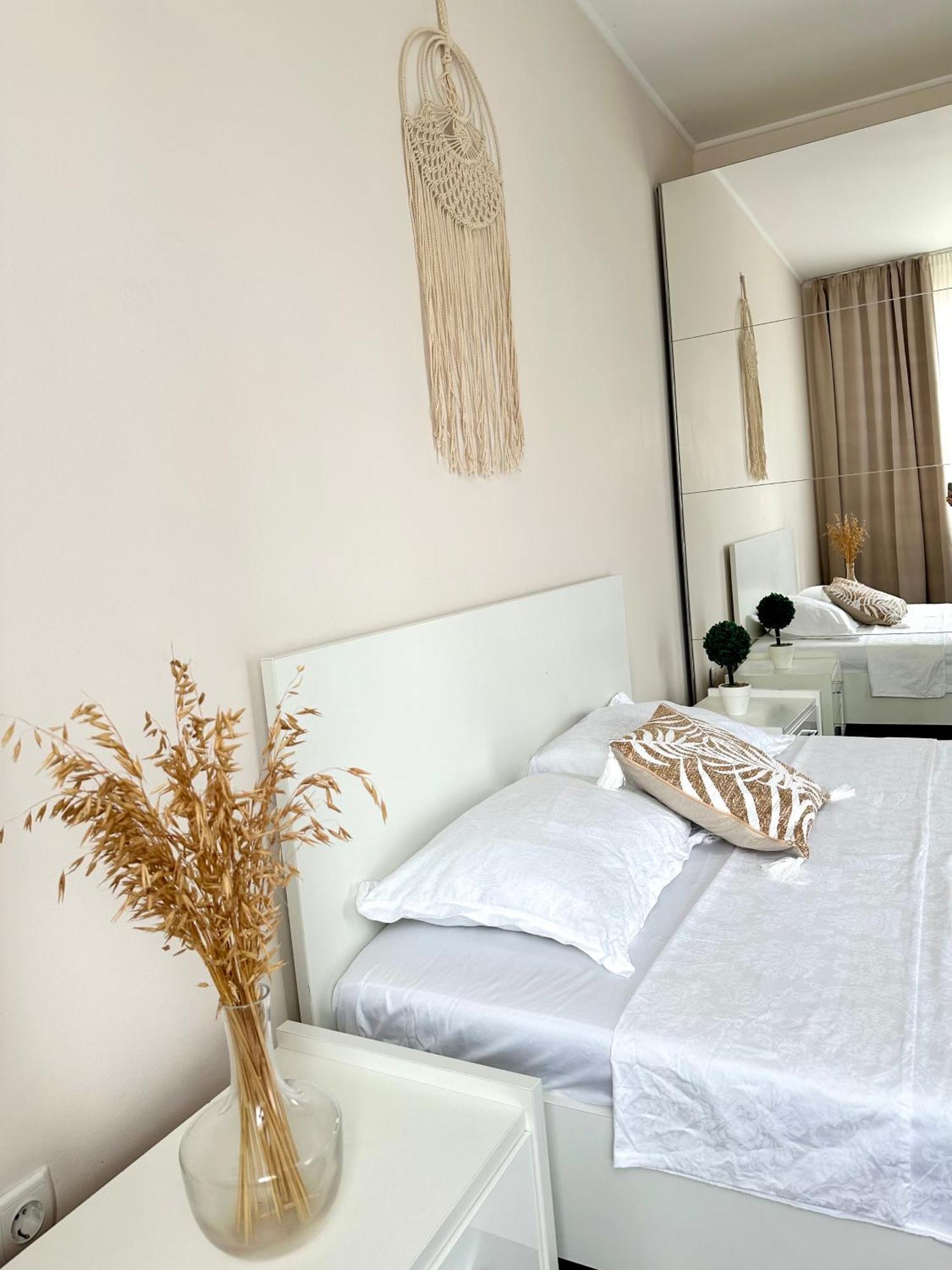 Moonlight Charming Shelter - 3Br 180º Balcony View Apartment Oradea Luaran gambar